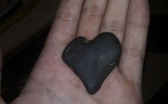 piatră în formă de inimă ca talisman al norocului