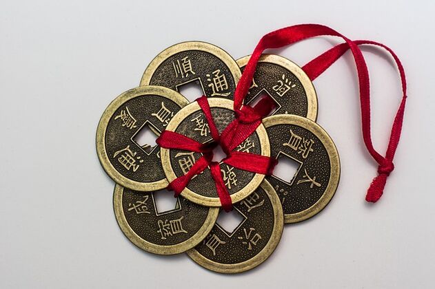 Amuletă de monede pentru noroc și avere