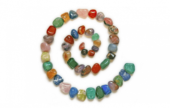 Amuletă DIY pentru noroc din pietre colorate