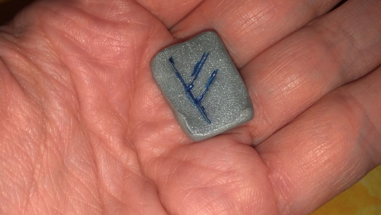 Amuleta runică pentru a atrage bogăția